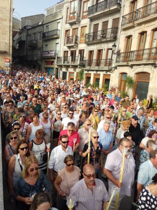 Miles de fieles acompañan a la imagen del nazareno en la tradicional procesión por el centro de la ciudad con principio y final en la Colegiata.