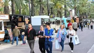Elche saborea con un gran ambiente la gastronomía de calle más popular
