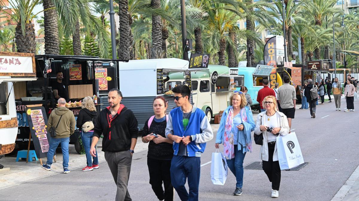Elche saborea con un gran ambiente la gastronomía de calle más popular