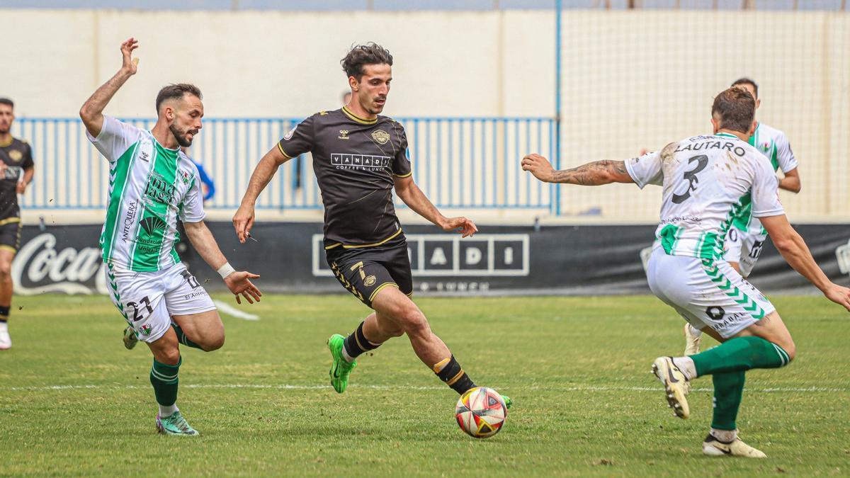 Oriol Soldevila conduce el balón ante los jugadores del Antequera en el Estadio Antonio Solana