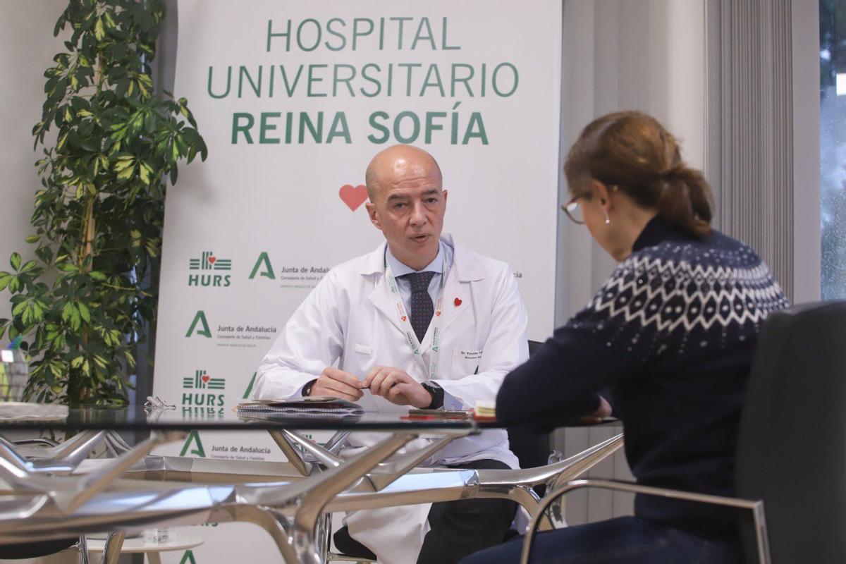 El director gerente del hospital Reina Sofía, Francisco Triviño, siendo entrevistado por Diario CÓRDOBA.