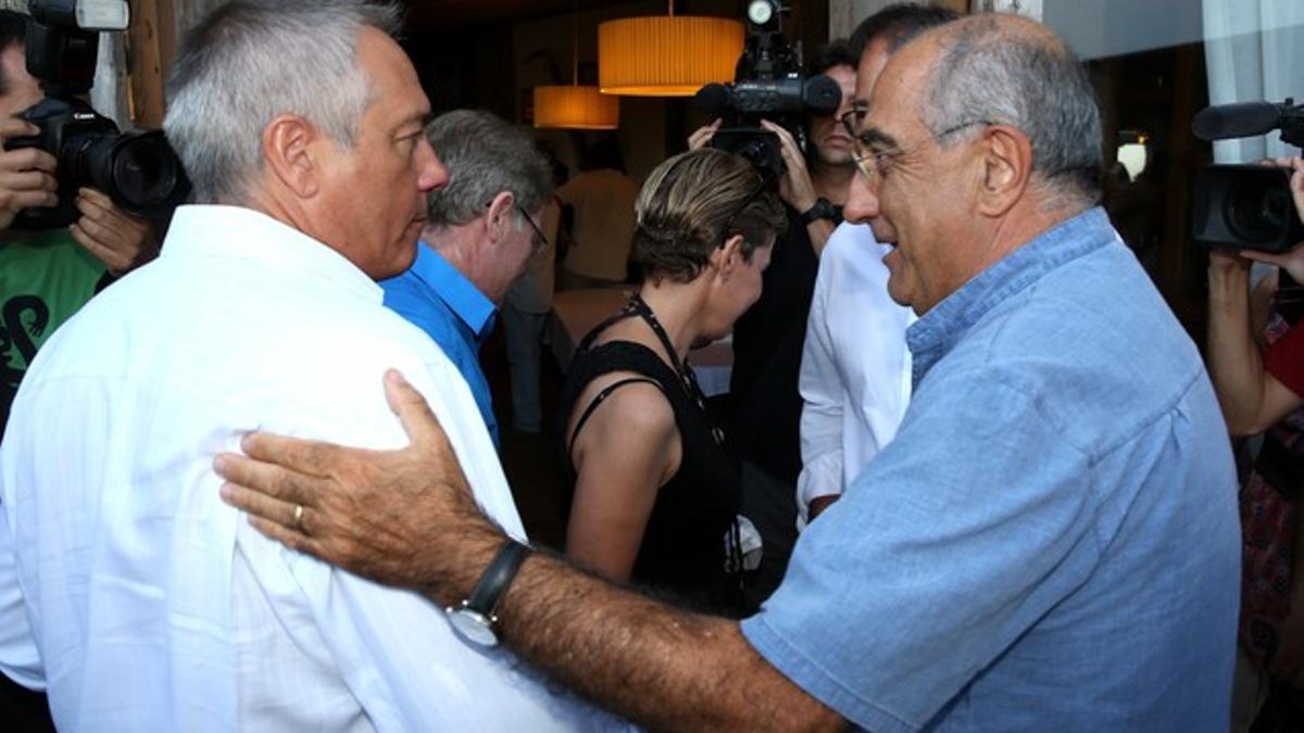 Pere Navarro y Joaquim Nadal se saludan al inicio del encuentro de los socialistas gerundenses, este miércoles en Palafrugell.