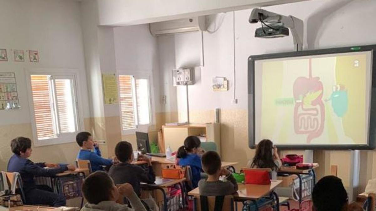 Una sesión de vídeo a los alumnos de un centro educativo de la localidad. 