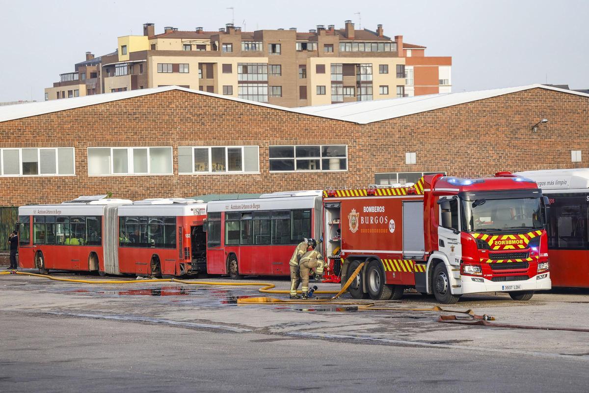 Bomberos en las cocheras de los autobuses municipales de Burgos, tras el incendio.