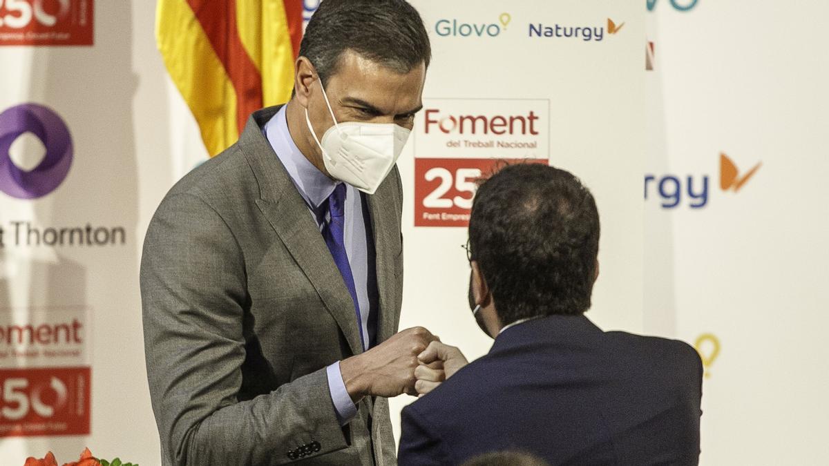 BARCELONA 7/06/2021 El presidente del Gobierno, Pedro Sánchez, y el de la Generalitat, Pere Aragonès, han coincidido este lunes en Barcelona por primera vez desde la investidura del president, el pasado 21 de mayo en el acto de Foment del Treball en el 250º aniversario de la patronal 

Fotografia de JOAN CORTADELLAS