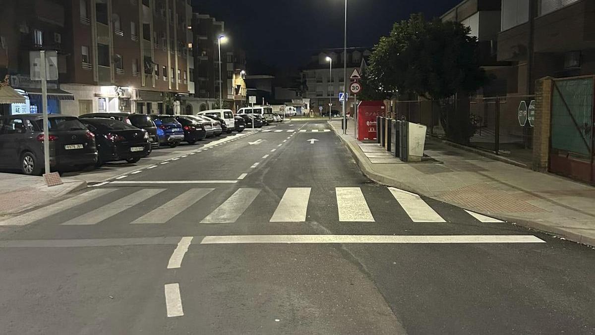 Una de las vías más transitadas por vehículos y peatones en Navalmoral.