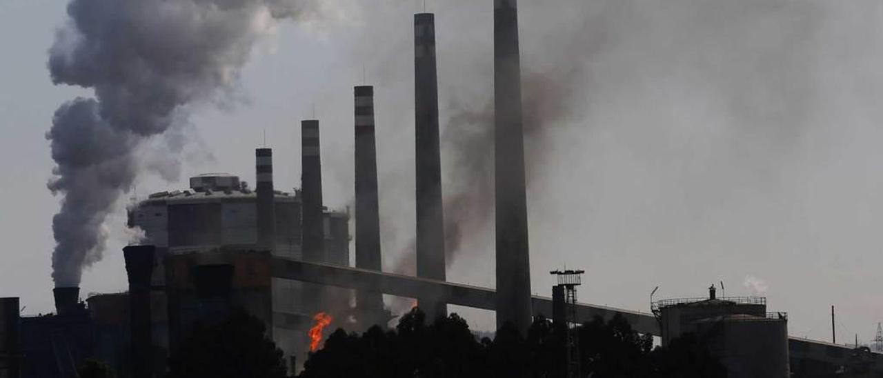 Emisiones de humos y vapor de agua, en las instalaciones de Arcelor en Avilés.