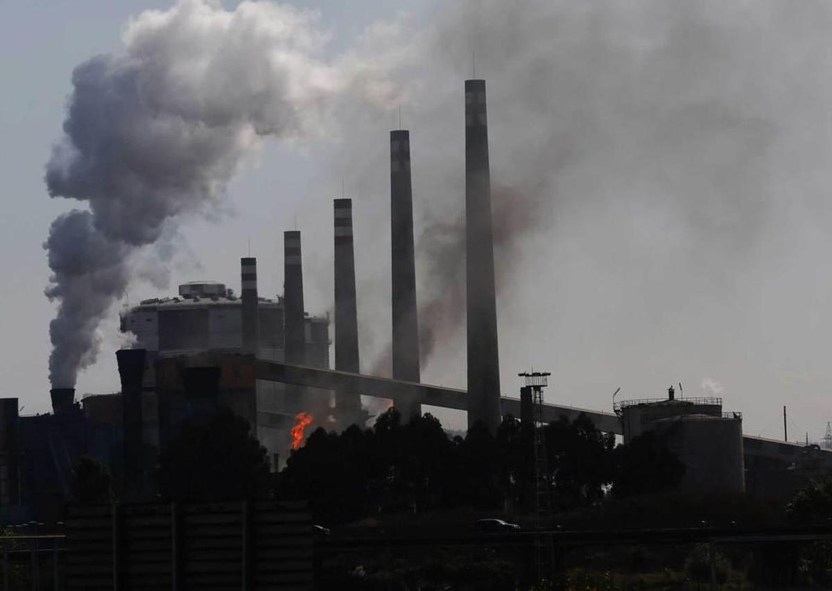 Emisiones de humos y vapor de agua, en las instalaciones de Arcelor en Avilés.