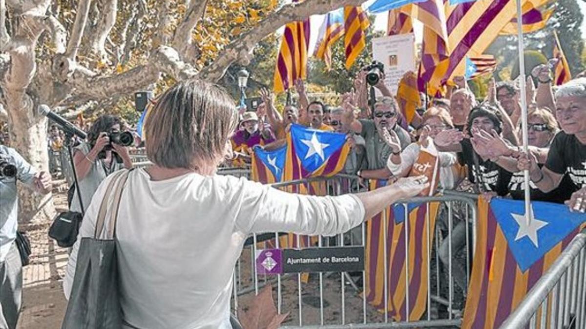 Saludo a la afición 8 Carme Forcadell se dirige a los simpatizantes de la ANC apostados ante la entrada del Parlament.