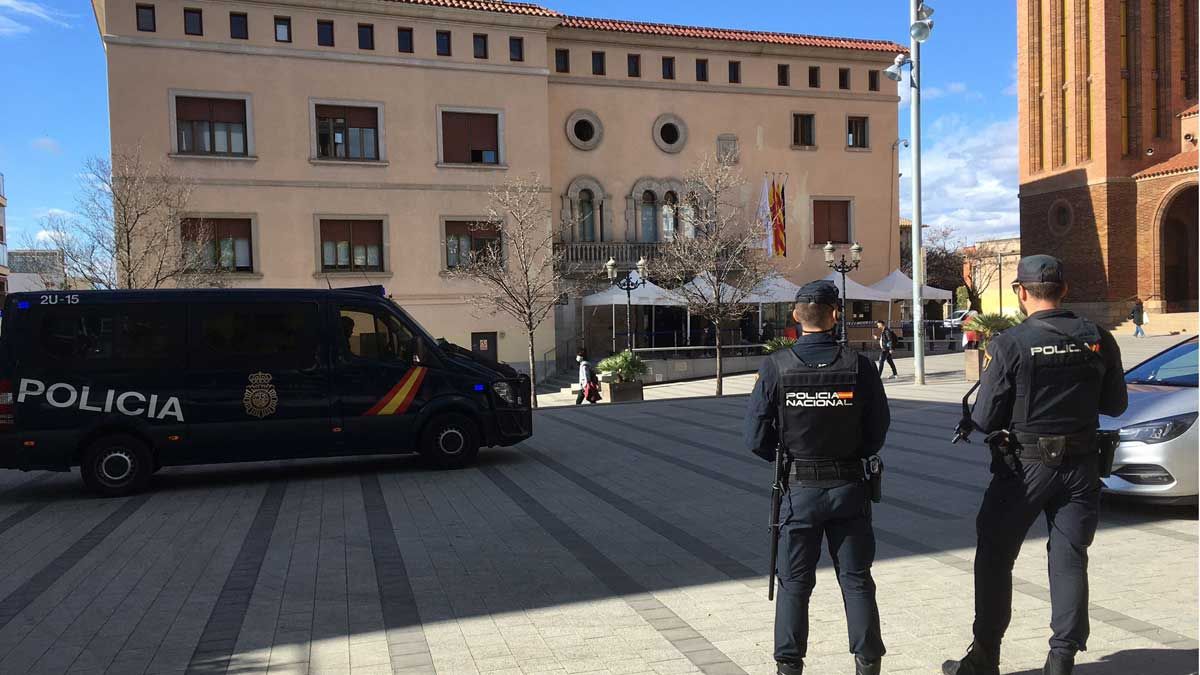 Agentes de la Policía Nacional frente al Ayuntamiento de Cornellà