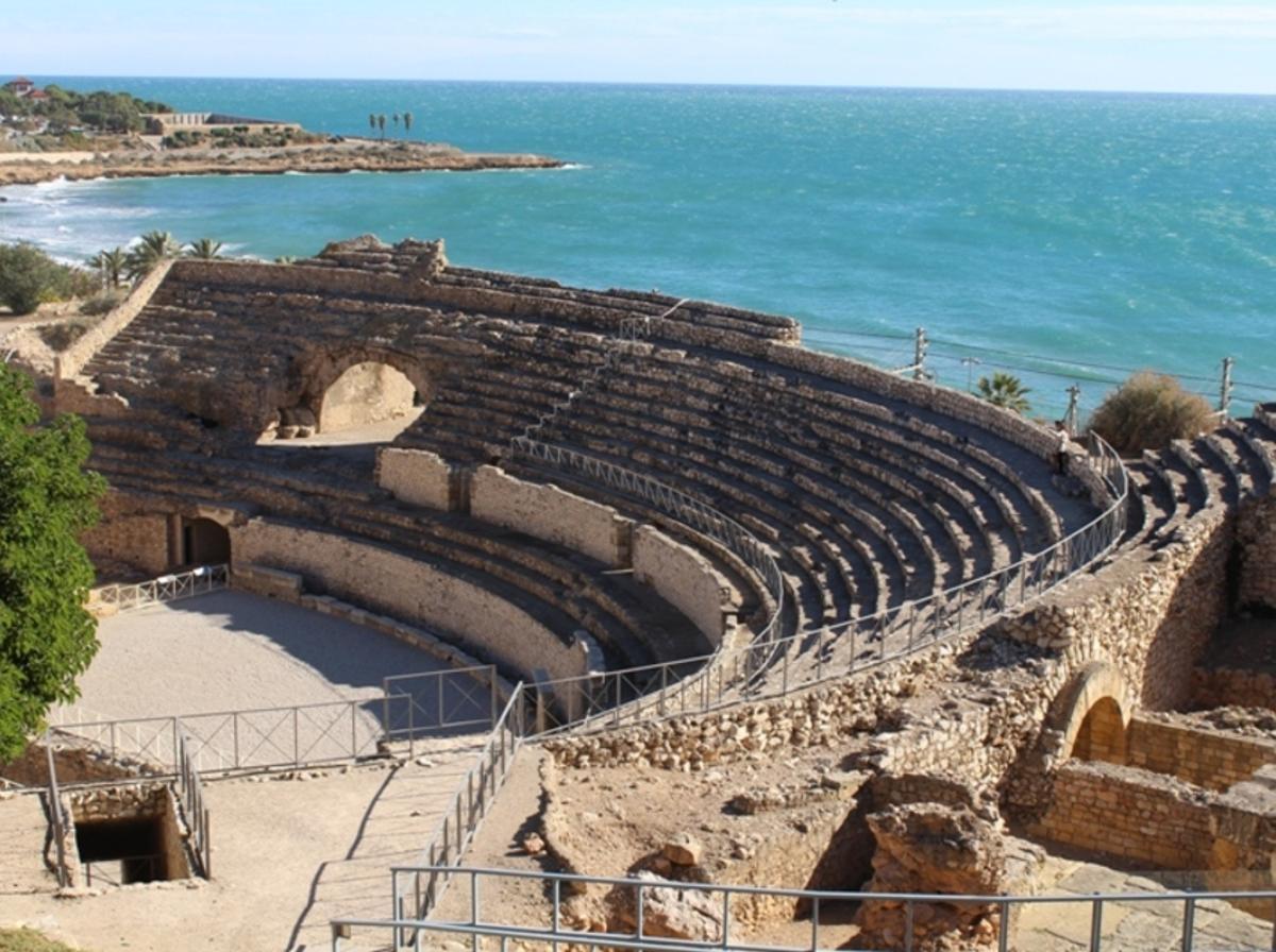 El Anfiteatro de Tarragona con vistas al mar (Tarragona). 