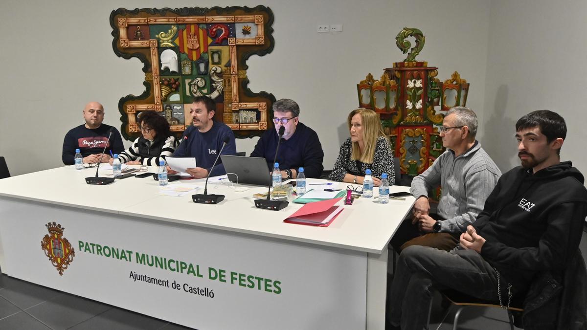 Mesa presidida por el máximo responsable de la Federació de Colles, Pepe Beltrán Bacas.