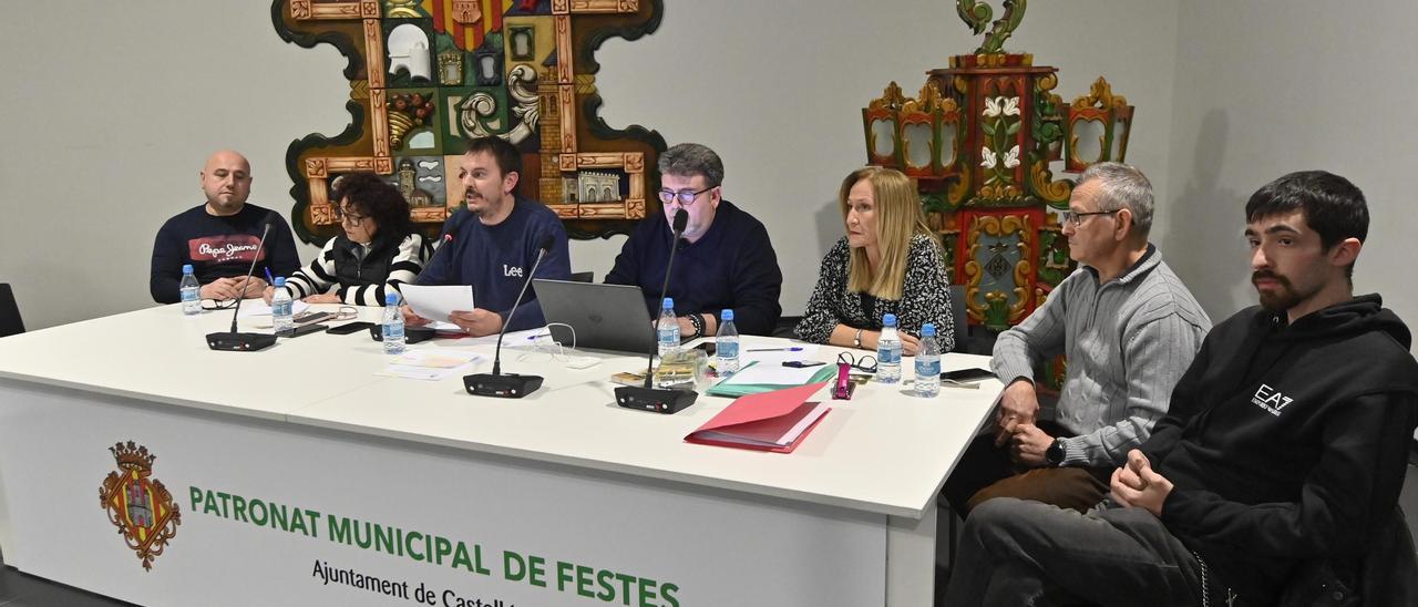 Mesa presidida por el máximo responsable de la Federació de Colles, Pepe Beltrán Bacas.