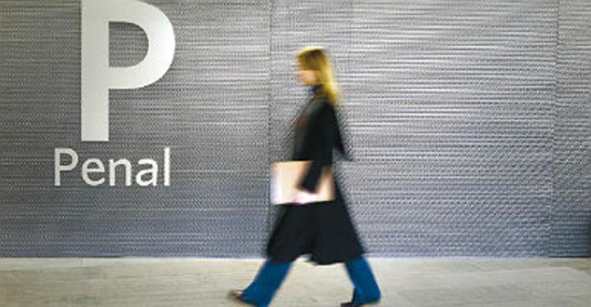 Una abogada camina por la Ciutat de la Justícia