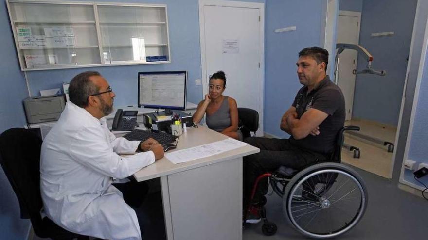 El doctor Juan atiende al primer paciente de la unidad de lesionados medulares, Simón González. // M.C.