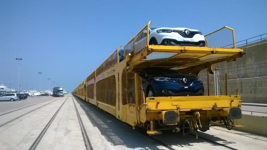 Un tren con automóviles en las instalaciones de Valenciaport.