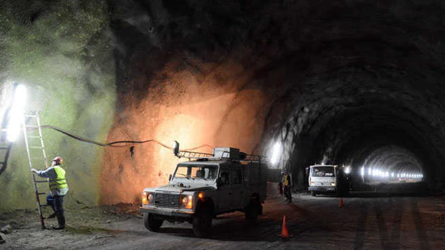 La contrata de la carretera de La Aldea triplica su plantilla