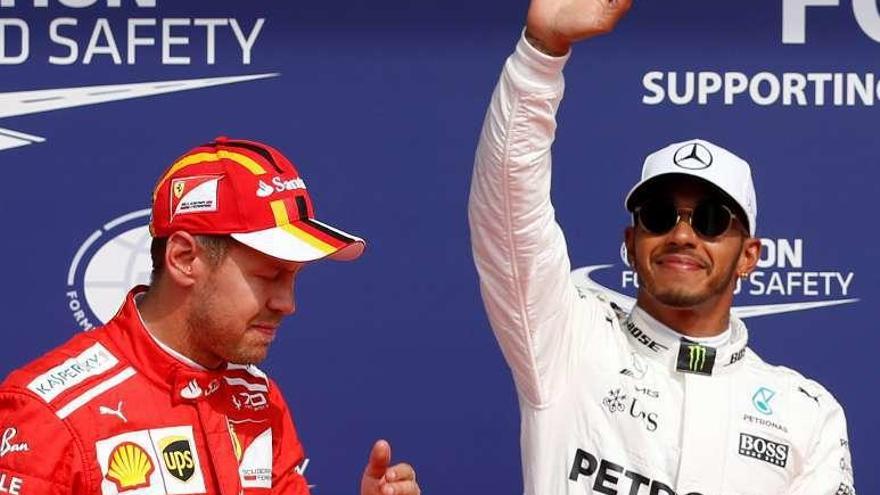 Hamilton saluda al público junto a Vettel. // Efe