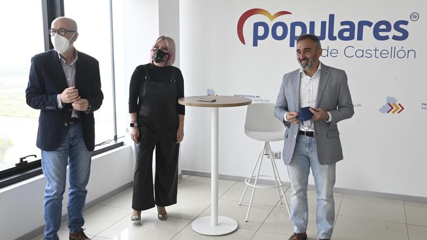 Miguel Barrachina, junto a Luis Martínez y Elena Vicente-Ruiz, en la nueva sede del PPCS, hoy.