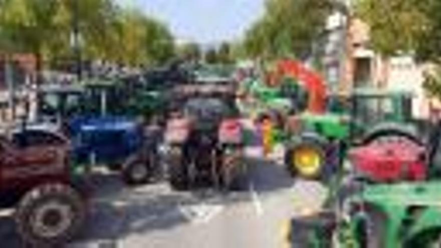 Tractorades a Vic i a Lleida en defensa de «la dignitat del poble català»