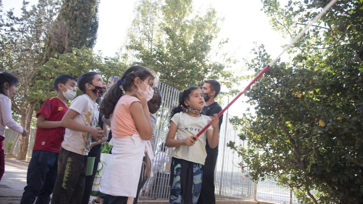 Nens amb mascareta al pati d’una escola