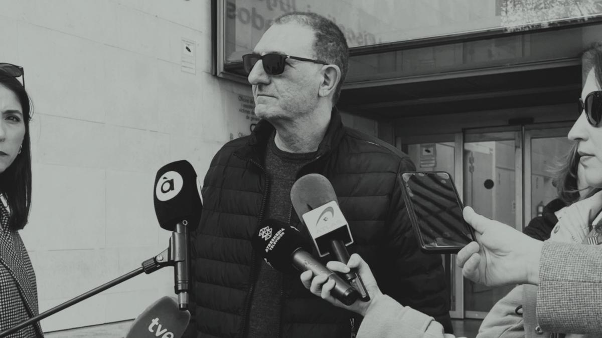 Un familiar de una víctima de la dana a la salida de la Ciutat de la Justícia de València.