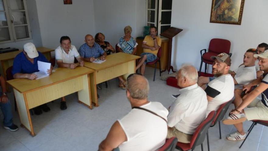 Un momento de la primera reunión entre la comisión de fiestas y los furancheiros. |   GONZALO NÚÑEZ