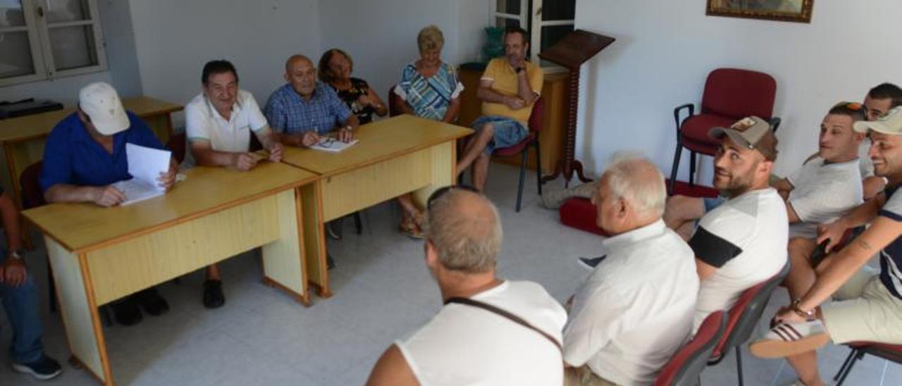 Un momento de la primera reunión entre la comisión de fiestas y los furancheiros. |   GONZALO NÚÑEZ