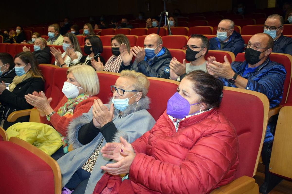 Público asistente al espectáculo ofrecido en el Auditorio de Valga.