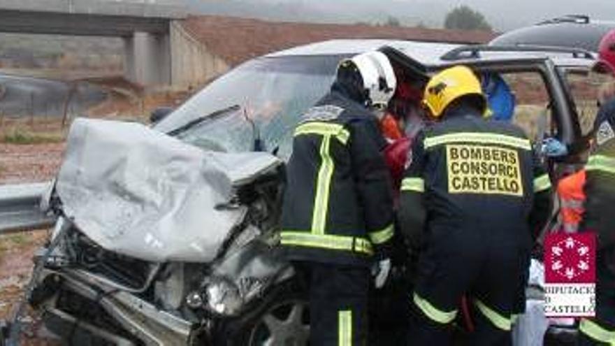 Fallecen dos personas en una colisión frontal en la Pobla Tornesa