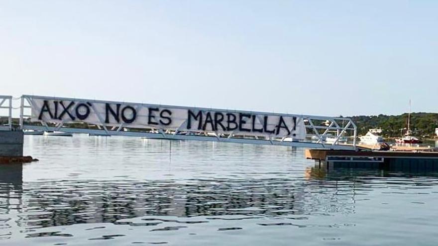 La pancarta que han colgado en la pasarela de S&#039;Estany des Peix.