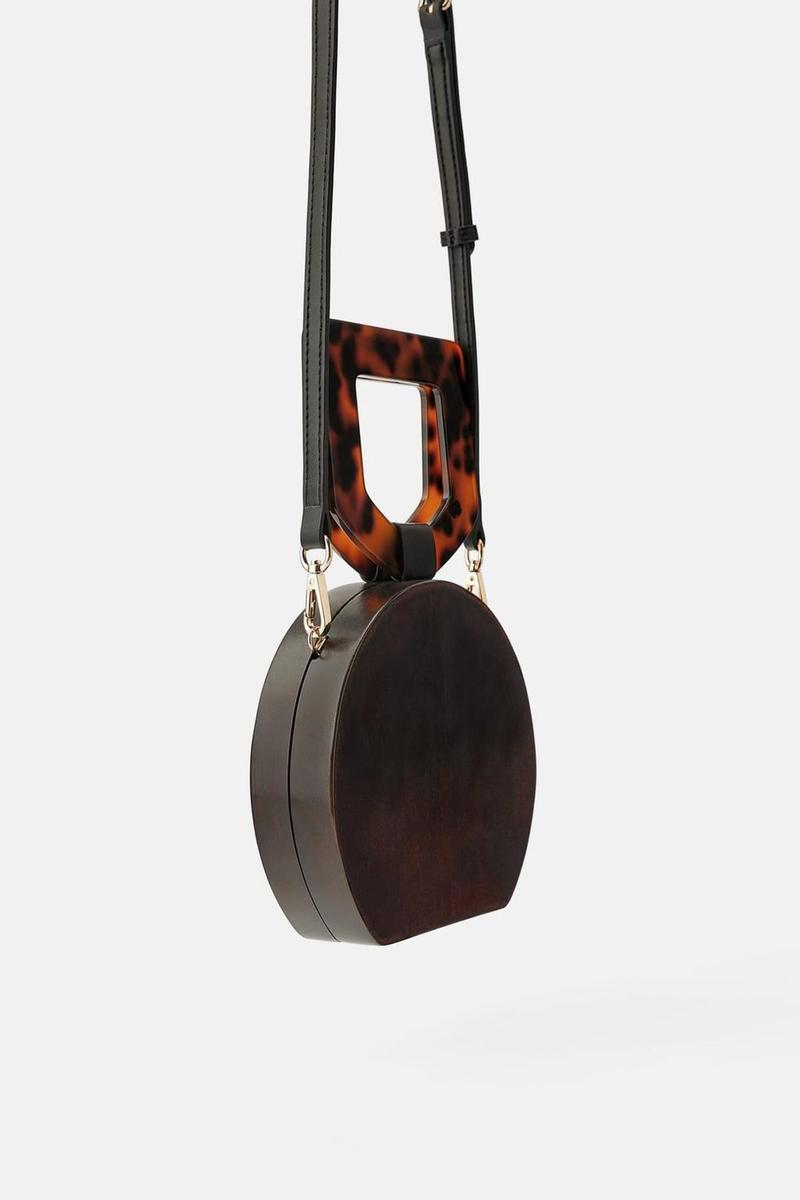 Bolso de mano de madera de Zara. (Precio: 29, 95 euros)