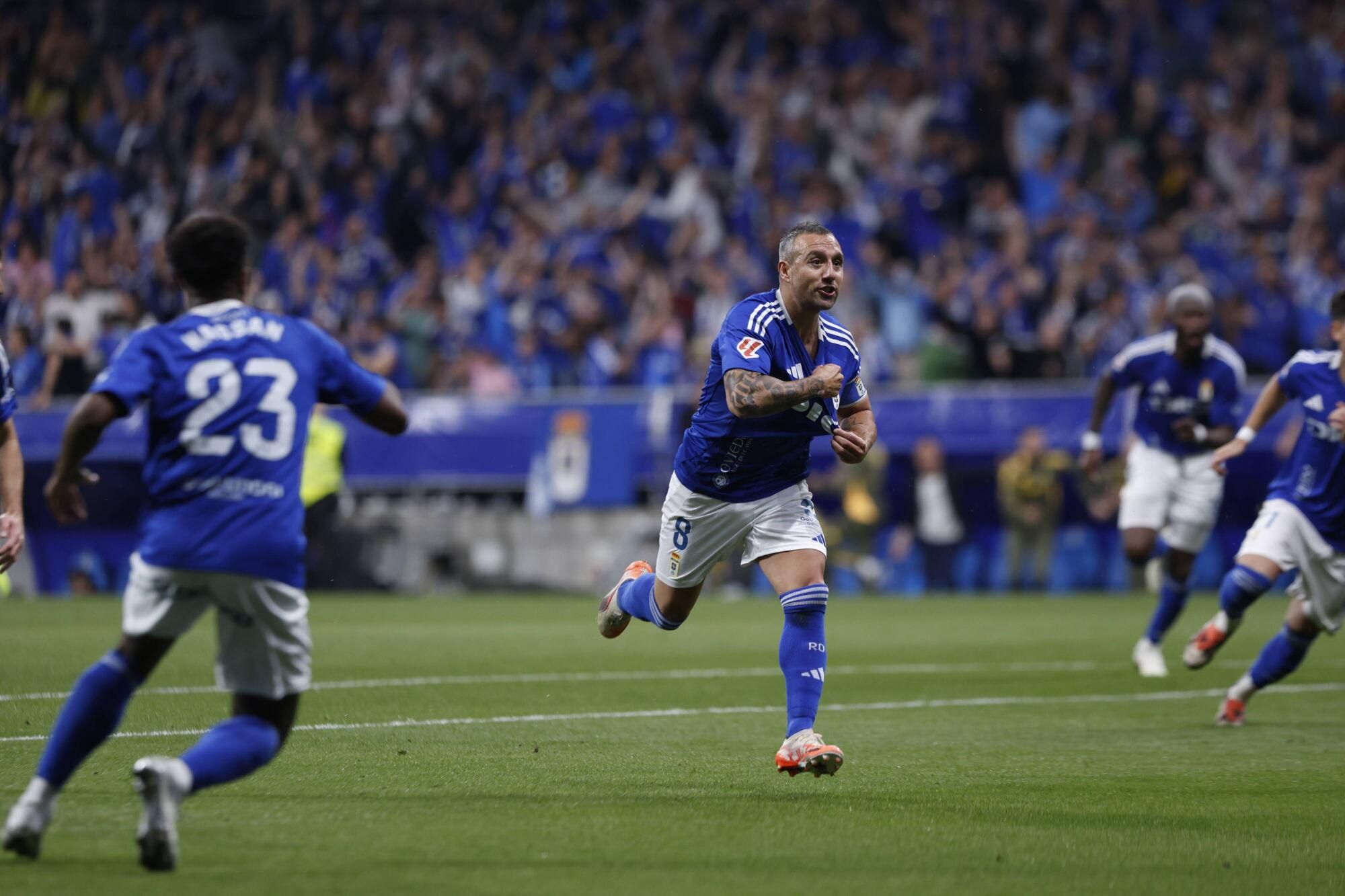 EN IMÁGENES: Ambientazo en la vuelta del play off entre Oviedo y Almería en el Carlos Tartiere