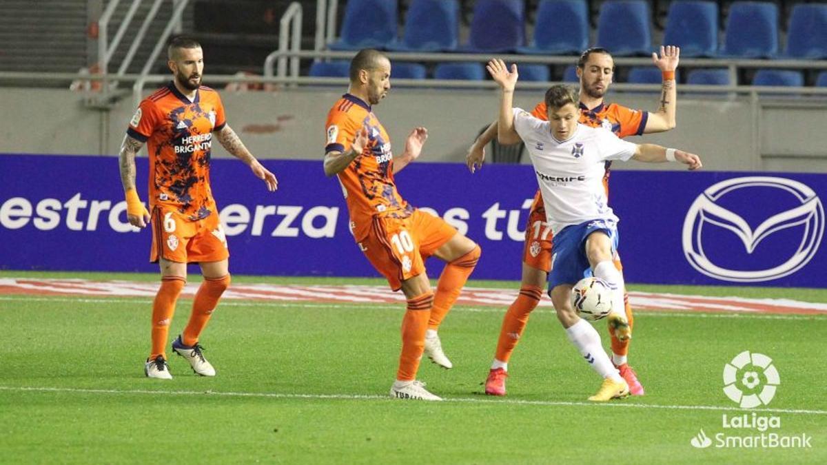 El goleador, Germán Valera, rodeado de contrarios