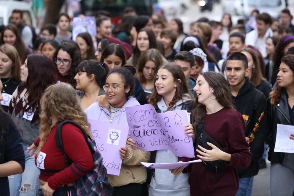 Alrededor de un centenar de alumnos de instituto se manifestaron ayer en las calles de Vila