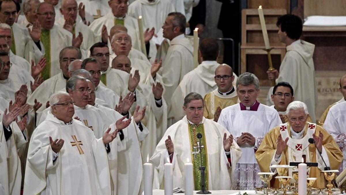 El arzobispo de Barcelona, Lluís Martínez Sistach (centro) celebra misa en la Sagrada Família junto a Benedicto XVI, en el 2010.