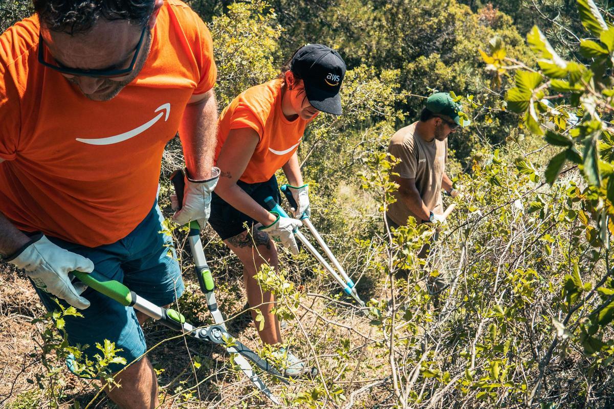 El grupo de voluntarios realizó labores de limpieza en las inmediaciones de Vadiello, en el Parque Natural de la Sierra de Guara.