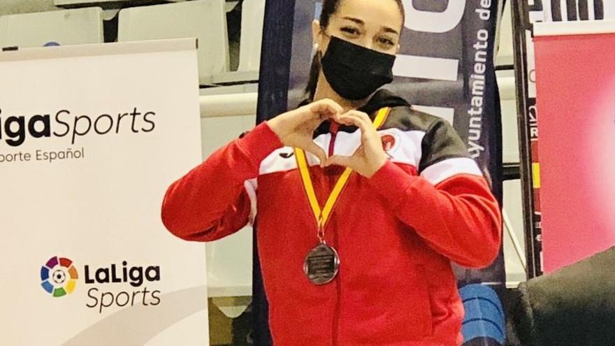 Paola García Lozano luciendo su medalla en Alicante
