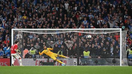 Lindelof pateando el penalti ganador ante el Brighton