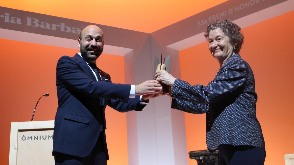 Pla general de l’escriptora Maria Balbal rebent el el 53è Premi d’Honor de les Lletres Catalanes de la mà de vicepresident d’Òmnium Marcel Mauri el 10 de juny del 2021. (Horitzontal)
