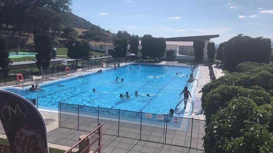 La piscina acoge varias actividades deportivas