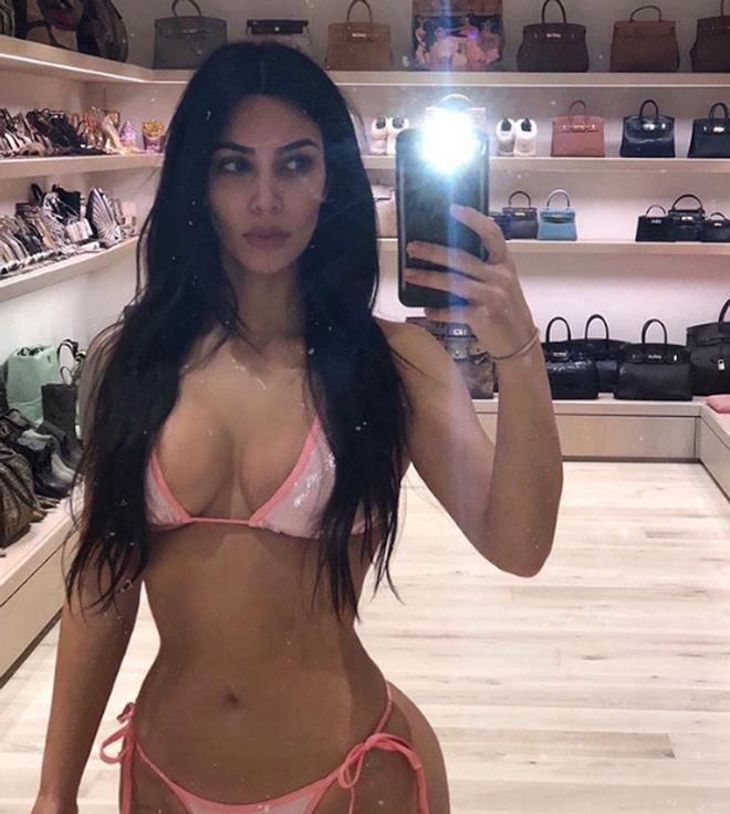 A Kim Kardashian no le cabe ni el logo en sus bikinis