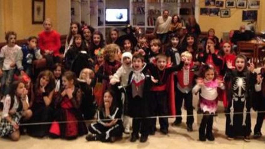 Pequeños y mayores disfrutan de Halloween en el Recreo Cultural de A Estrada