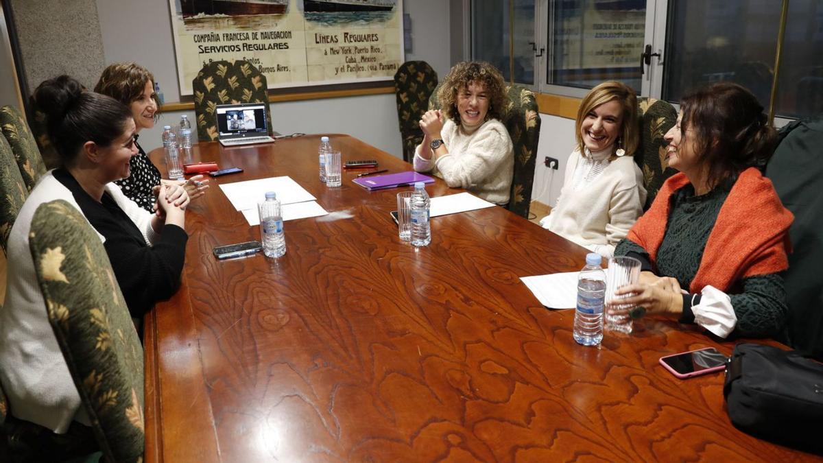 Alba Chao, Irene Bascoy, Lucía Muradas, Paula Caballeiro y Chis Oliveira, en la reunión del jurado.