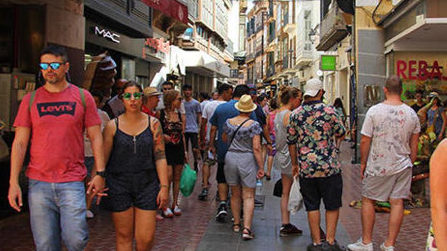 Urlauber und Anwohner in der Stadt Palma de Mallorca.