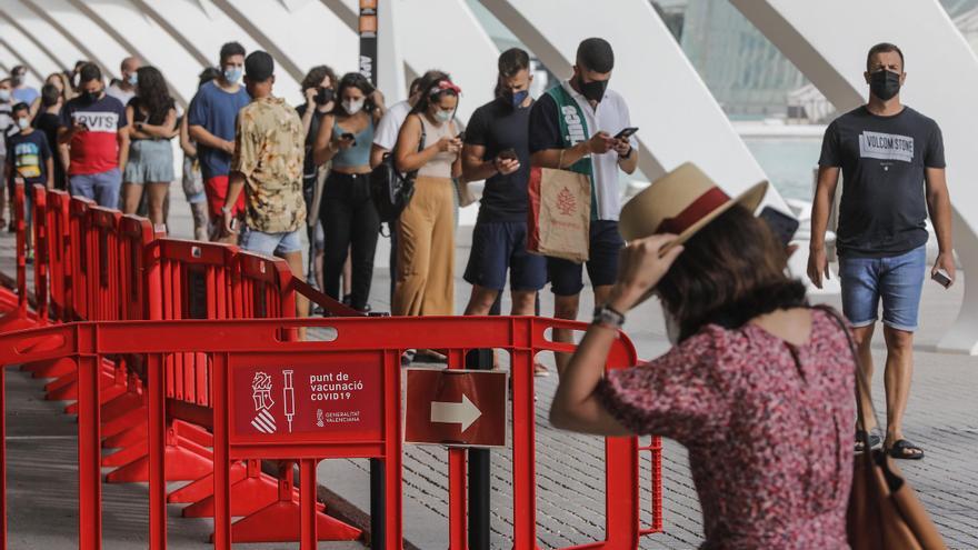 Una fila de personas espera para recibir la vacuna contra el Covid