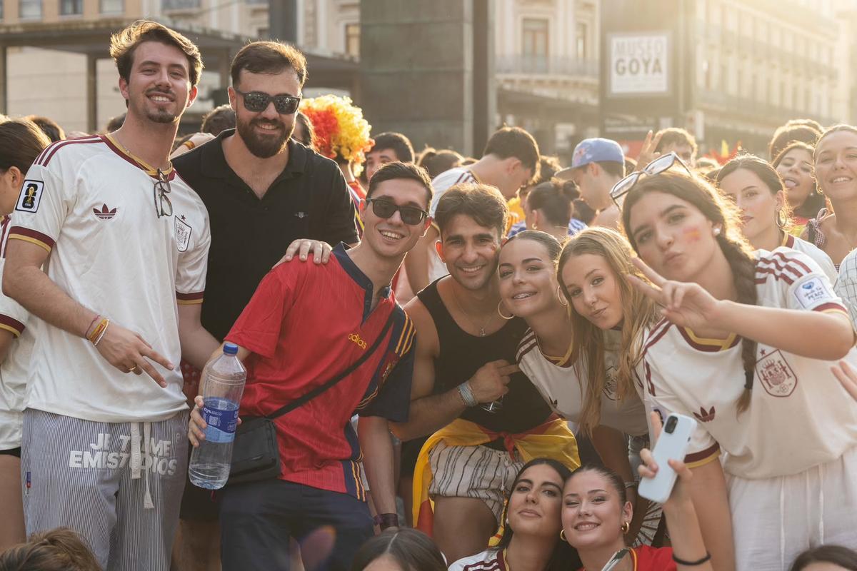 En imágenes | Zaragoza espera en la plaza del Pilar el inicio del España-Francia