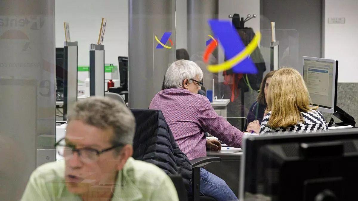 Imatge d'arxiu de diverses persones a l'Agència Tributària.