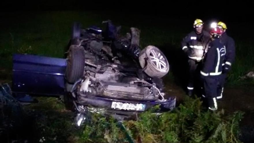 Monovolumen que ocupaba la familia, volcado. // Bombeiros do Salnés