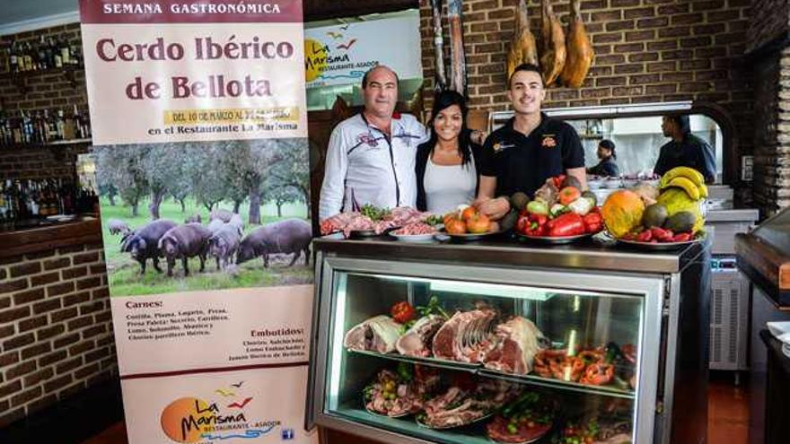 Francisco Almeida, acompañado de sus hijos Yohana y Yeray Almeida Cabrera, con algunas de las carnes